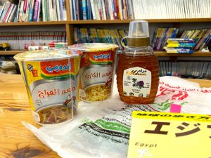 エジプトのお土産です。カレー味、チキン味のカップ麺と、ハチミツです。